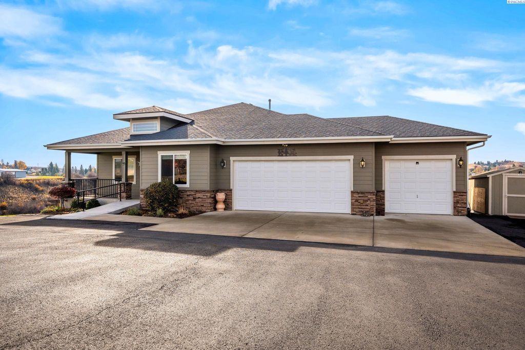 Photo of 107 E Della St, Colfax, WA 99111 (MLS # 288880)