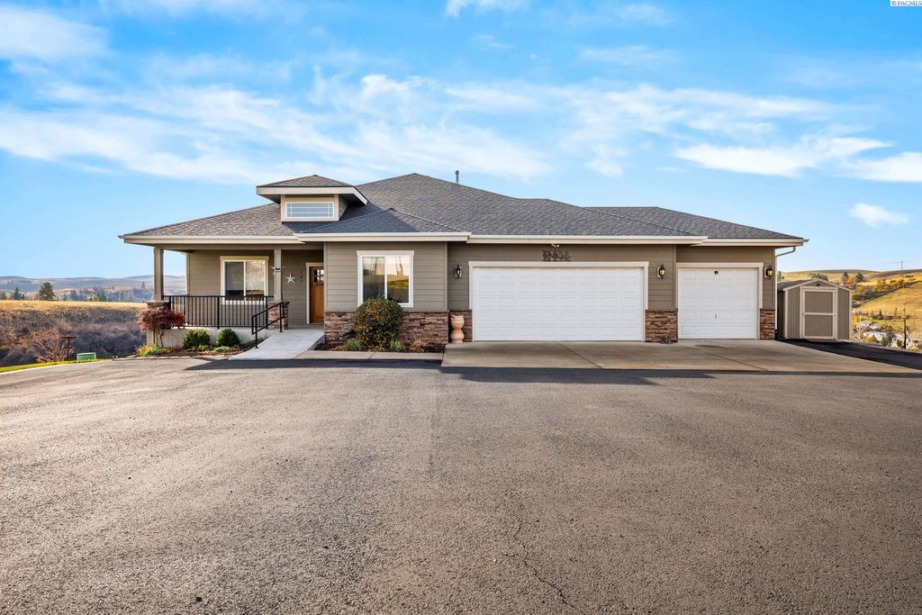 Photo of 107 E Della St, Colfax, WA 99111 (MLS # 288880)