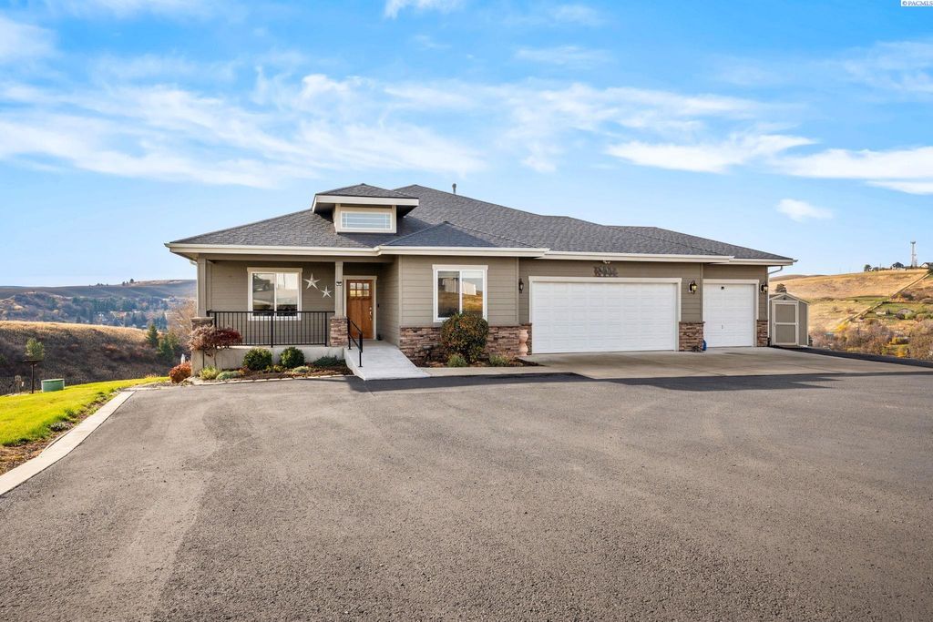 Photo of 107 E Della St, Colfax, WA 99111 (MLS # 288880)