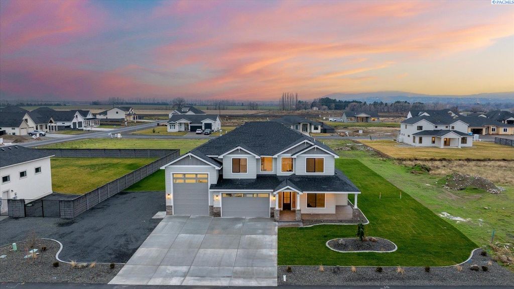 Photo of 12716 Rock Creek Drive, Pasco, WA 99301 (MLS # 289613)