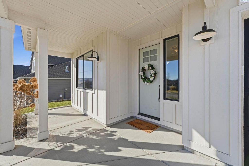 Photo of 4960 Mcewan Drive, Richland, WA 99352 (MLS # 290472)