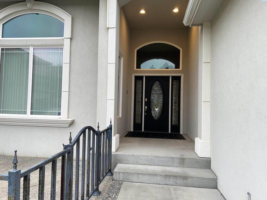 Photo of 1418 Chardonnay Drive, Richland, WA 99352 (MLS # 289927)