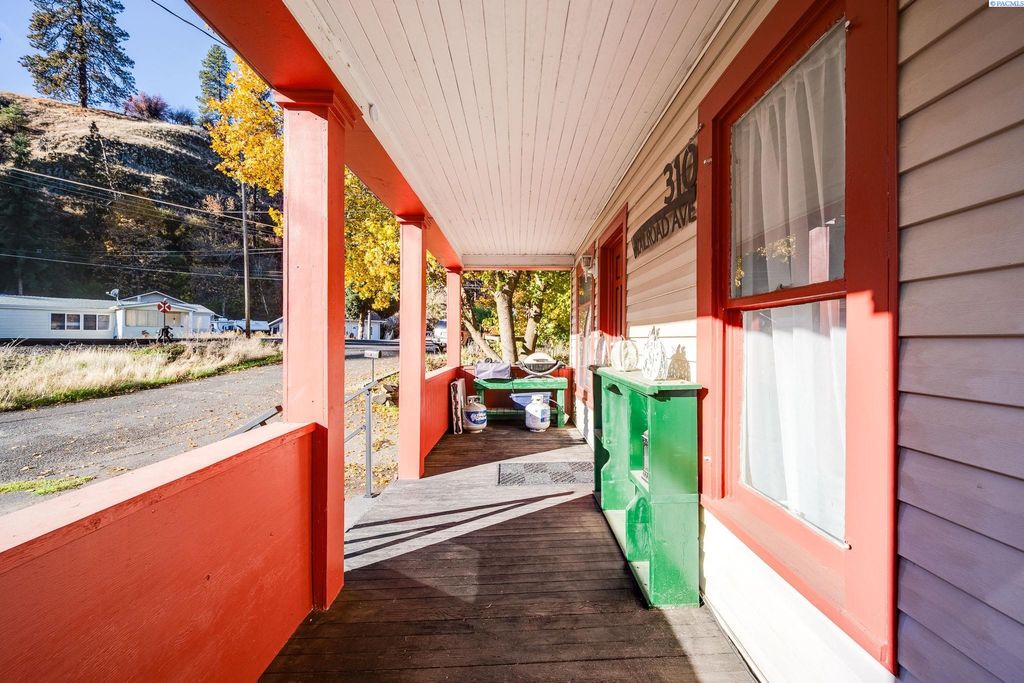 Photo of 310 W Railroad Ave, Colfax, WA 99111 (MLS # 288526)