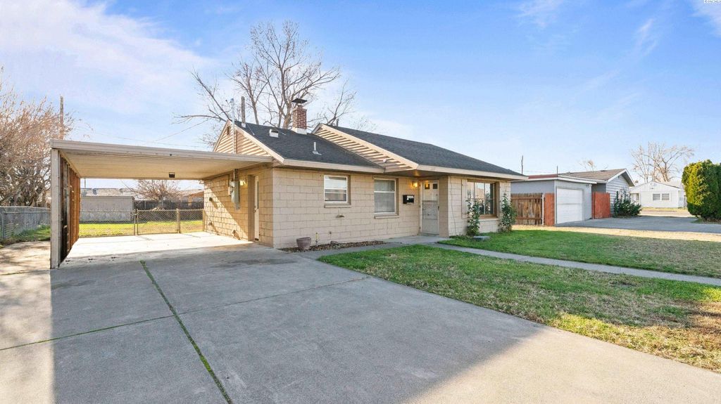 Photo of 219 W 10th St, Kennewick, WA 99337 (MLS # 289410)