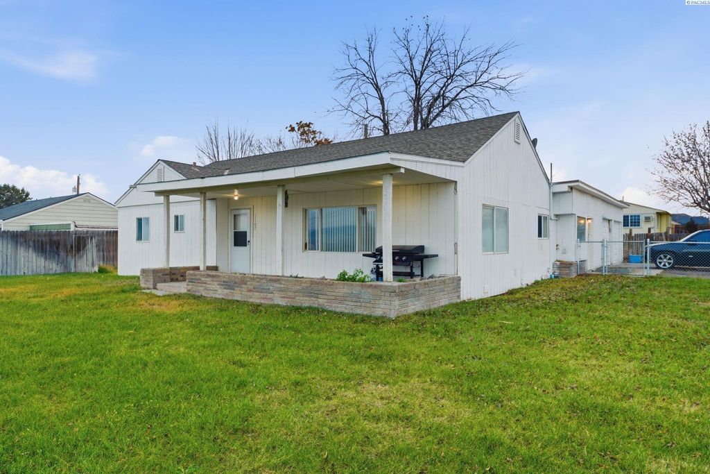 Photo of 1107 11th Street, Benton City, WA 99320 (MLS # 289209)