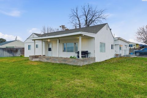 Photo of 1107 11th Street, Benton City, WA 99320 (MLS # 289209)