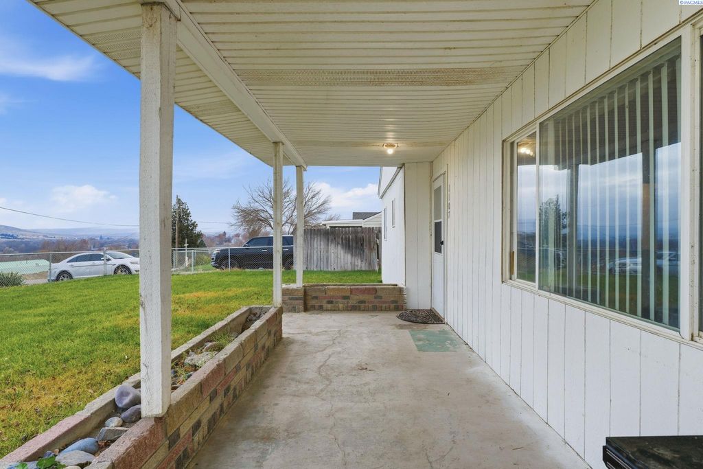 Photo of 1107 11th Street, Benton City, WA 99320 (MLS # 289209)