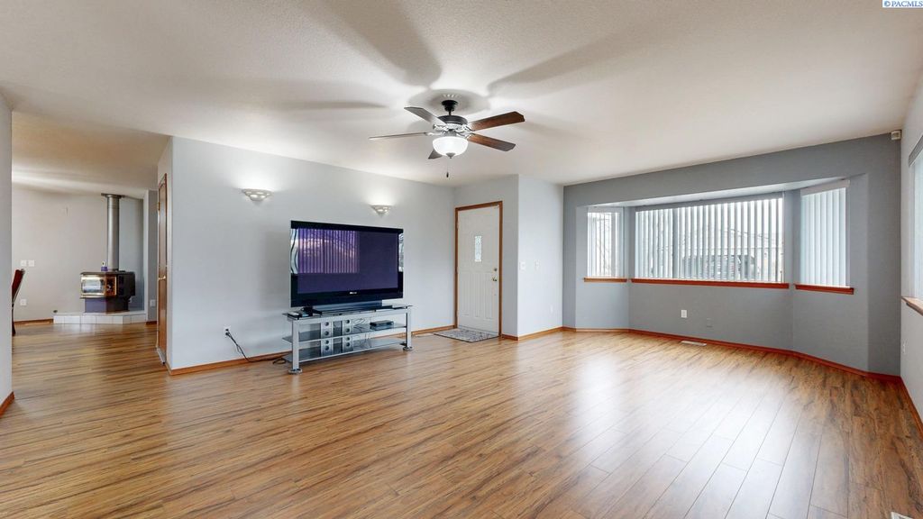 Photo of 127 Willow Circle, Pasco, WA 99301 (MLS # 291256)