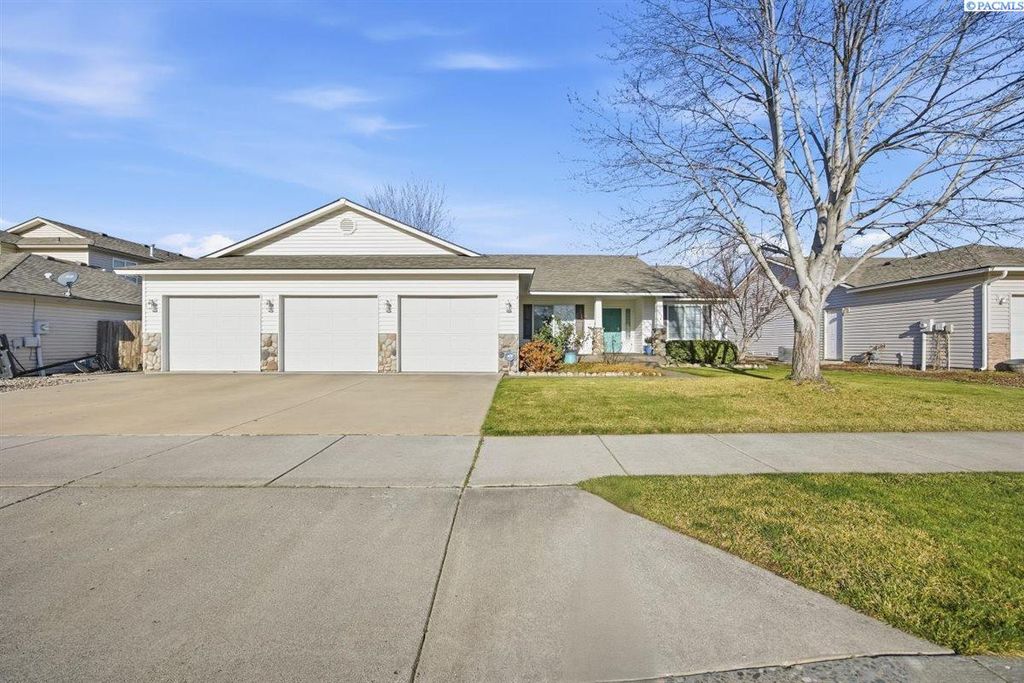 Photo of 8415 Lancaster Dr, Pasco, WA 99301 (MLS # 289606)