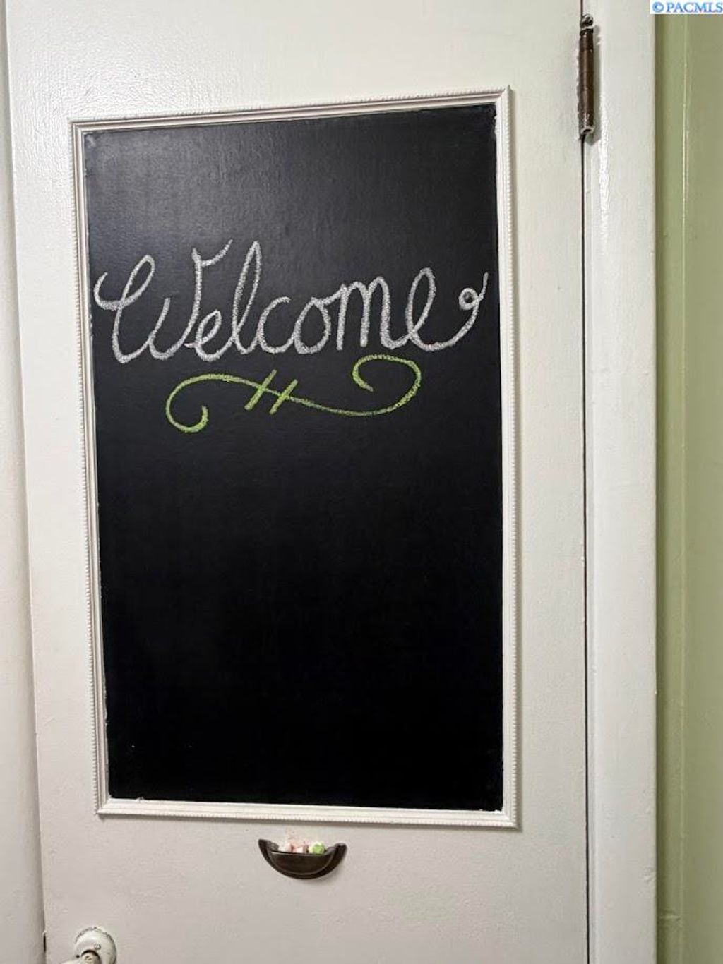 Photo of 33 N Lyle St, Kennewick, WA 99336 (MLS # 289876)