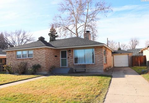 Photo of 33 N Lyle St, Kennewick, WA 99336 (MLS # 289876)