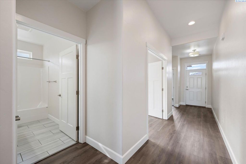 Photo of 2730 Westhaven Ct, West Richland, WA 99353 (MLS # 290400)