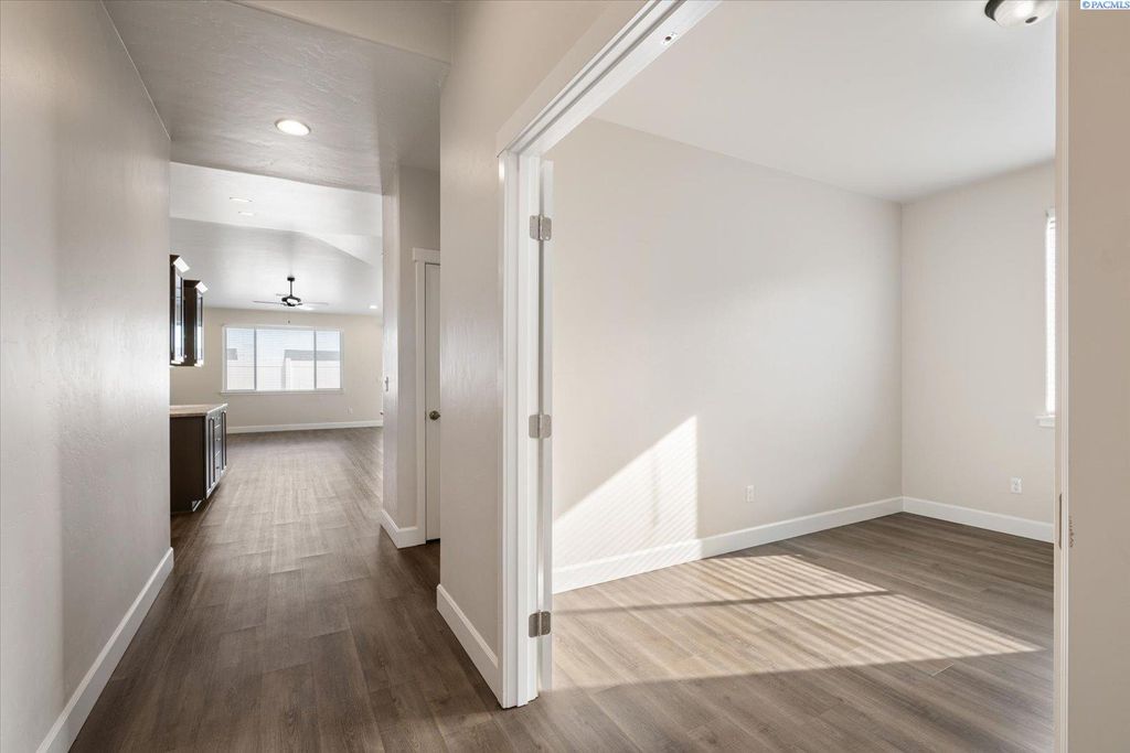 Photo of 2730 Westhaven Ct, West Richland, WA 99353 (MLS # 290400)