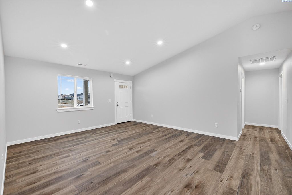 Photo of 609 E Eureka Ave, Pasco, WA 99301 (MLS # 289270)