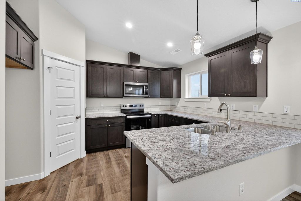 Photo of 609 E Eureka Ave, Pasco, WA 99301 (MLS # 289270)