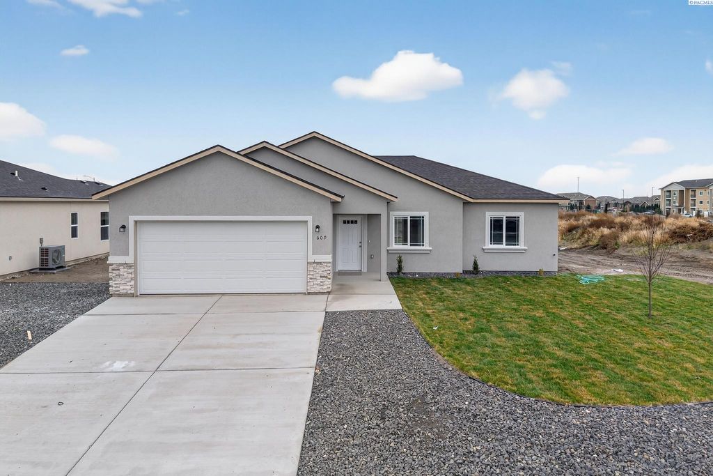 Photo of 609 E Eureka Ave, Pasco, WA 99301 (MLS # 289270)