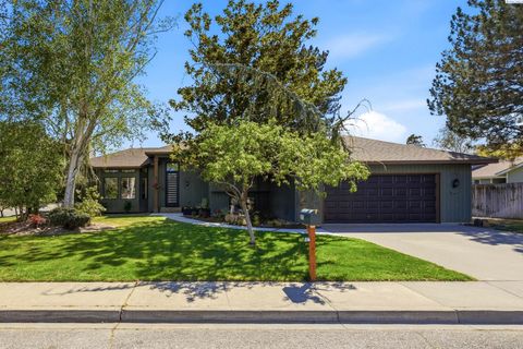 Photo of 303 Spring Street, Richland, WA 99354 (MLS # 292198)