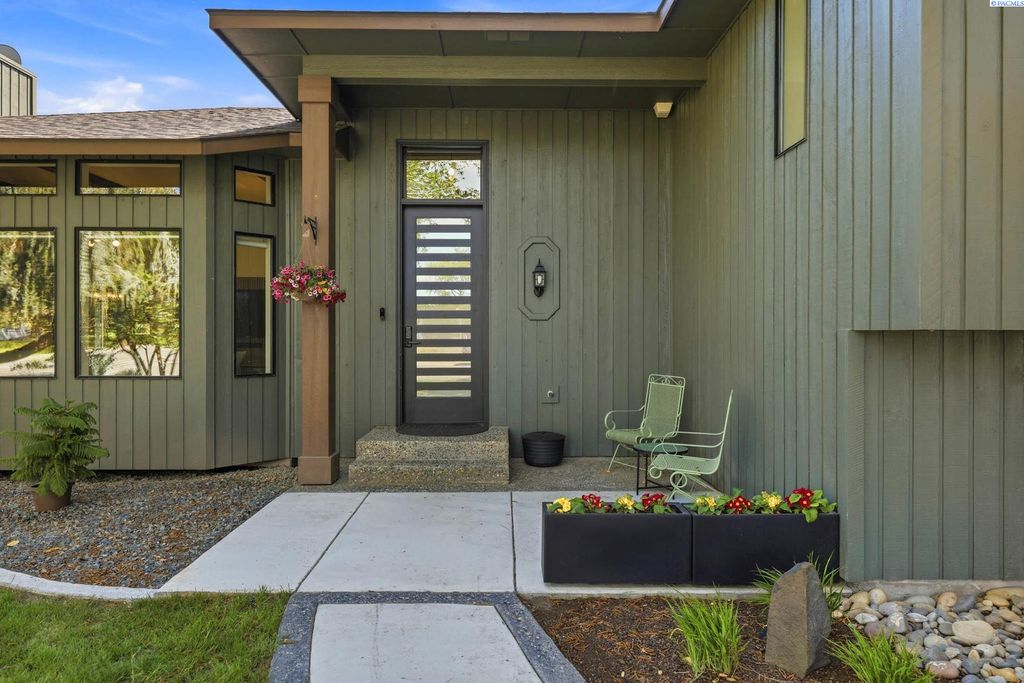 Photo of 303 Spring Street, Richland, WA 99354 (MLS # 292198)