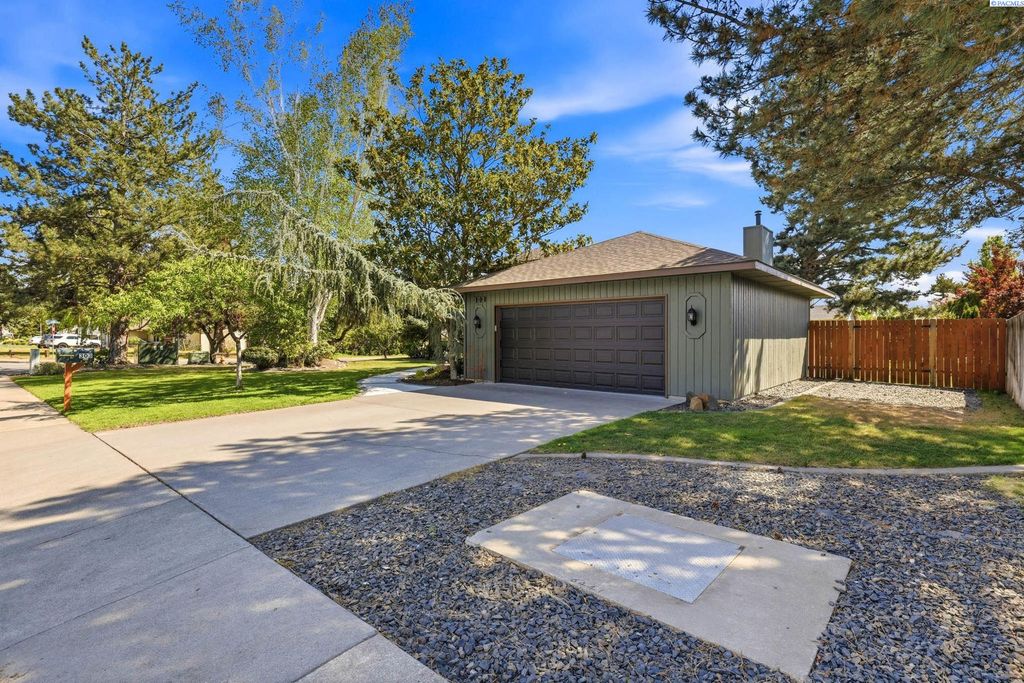 Photo of 303 Spring Street, Richland, WA 99354 (MLS # 292198)