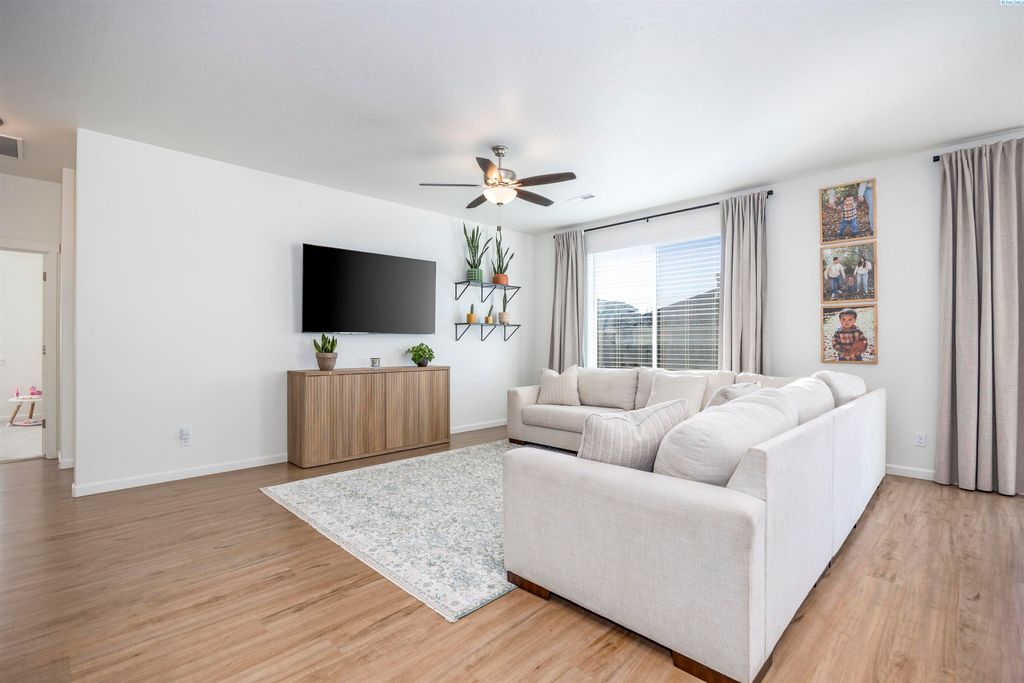 Photo of 8602 Ashen Drive, Pasco, WA 99301 (MLS # 292945)