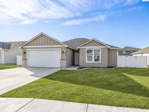 Photo of 8602 Ashen Drive, Pasco, WA 99301 (MLS # 292945)
