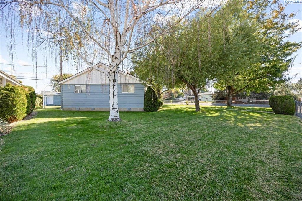 Photo of 302 Rossell Ave, Richland, WA 99352 (MLS # 288282)