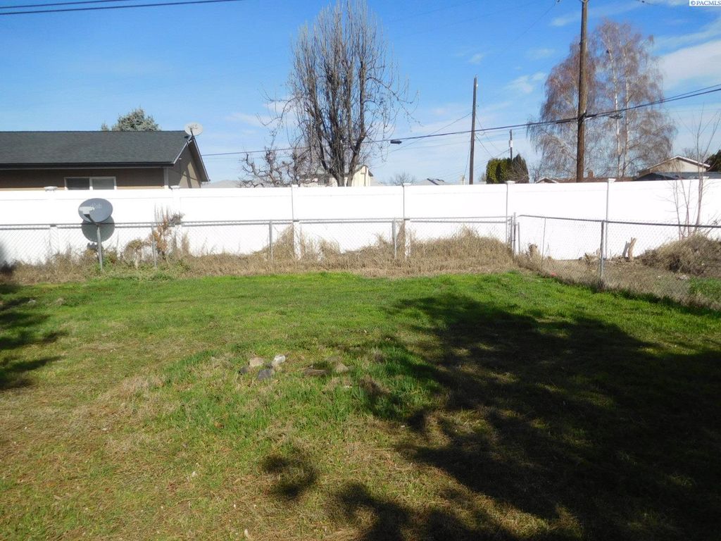 Photo of 805 S Hawthorne St, Kennewick, WA 99336 (MLS # 291269)