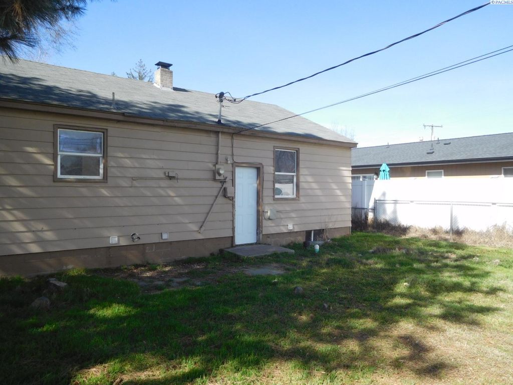 Photo of 805 S Hawthorne St, Kennewick, WA 99336 (MLS # 291269)