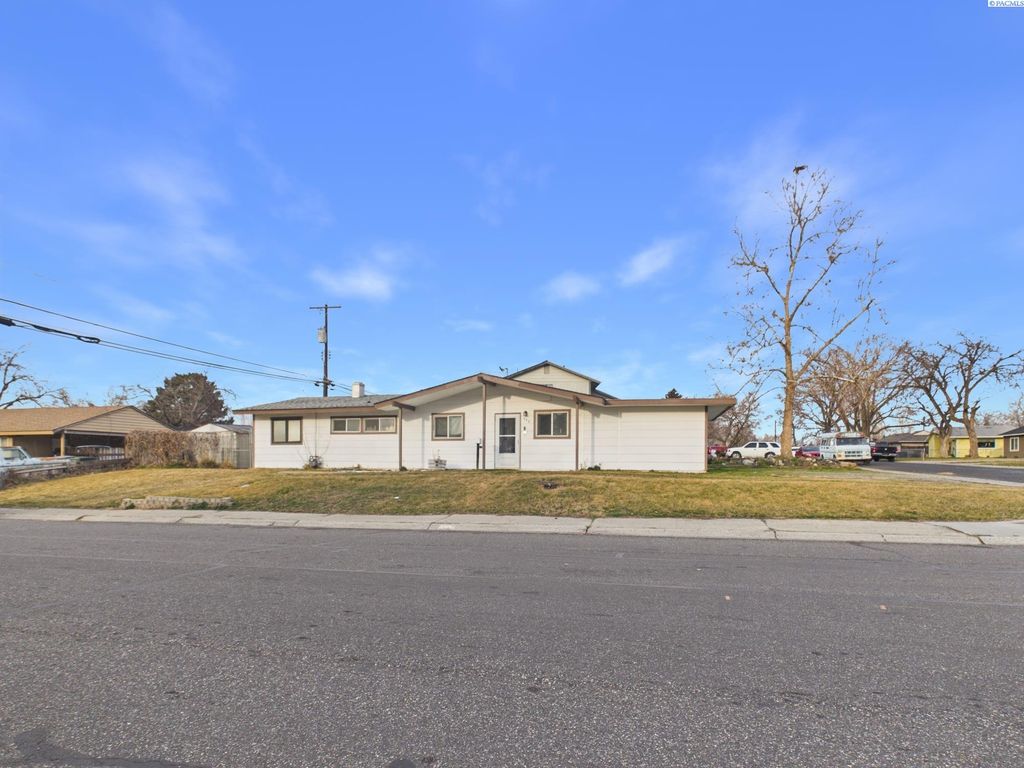 Photo of 390 Cottonwood Dr, Richland, WA 99352 (MLS # 290816)