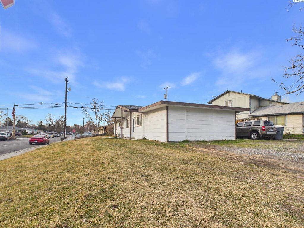 Photo of 390 Cottonwood Dr, Richland, WA 99352 (MLS # 290816)