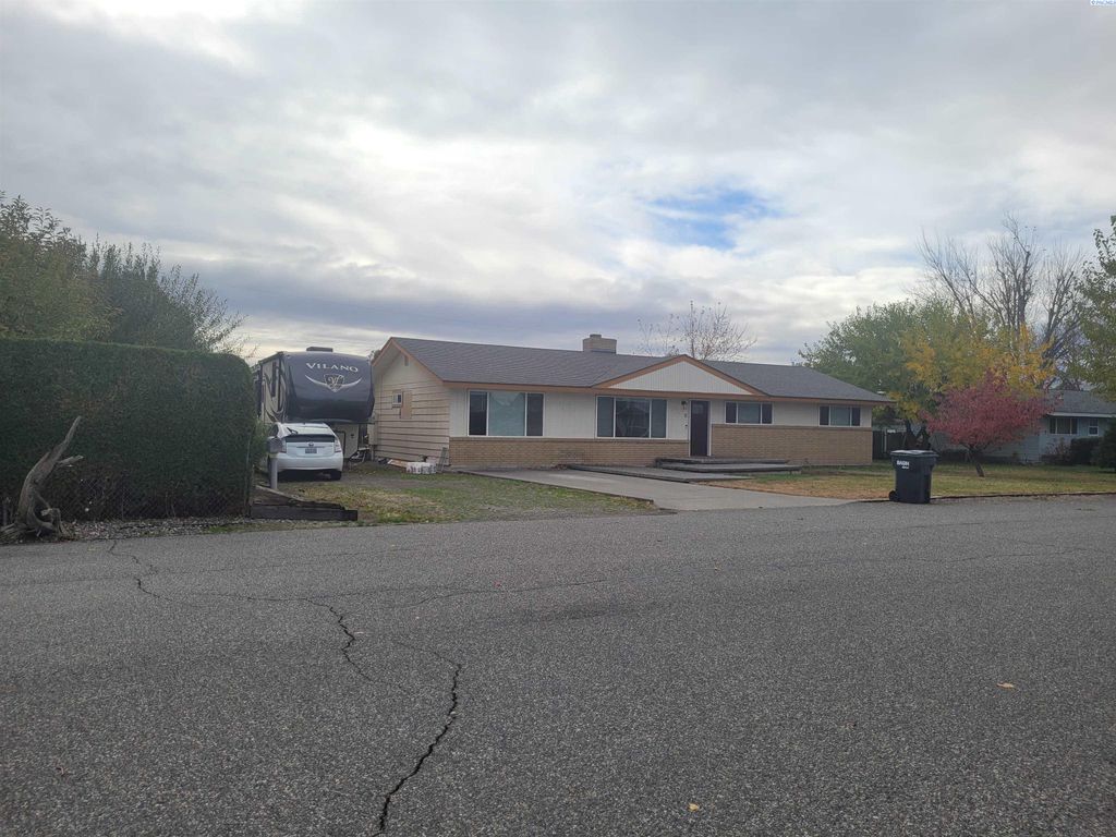 Photo of 3714 W Nixon Street, Pasco, WA 99301 (MLS # 288781)