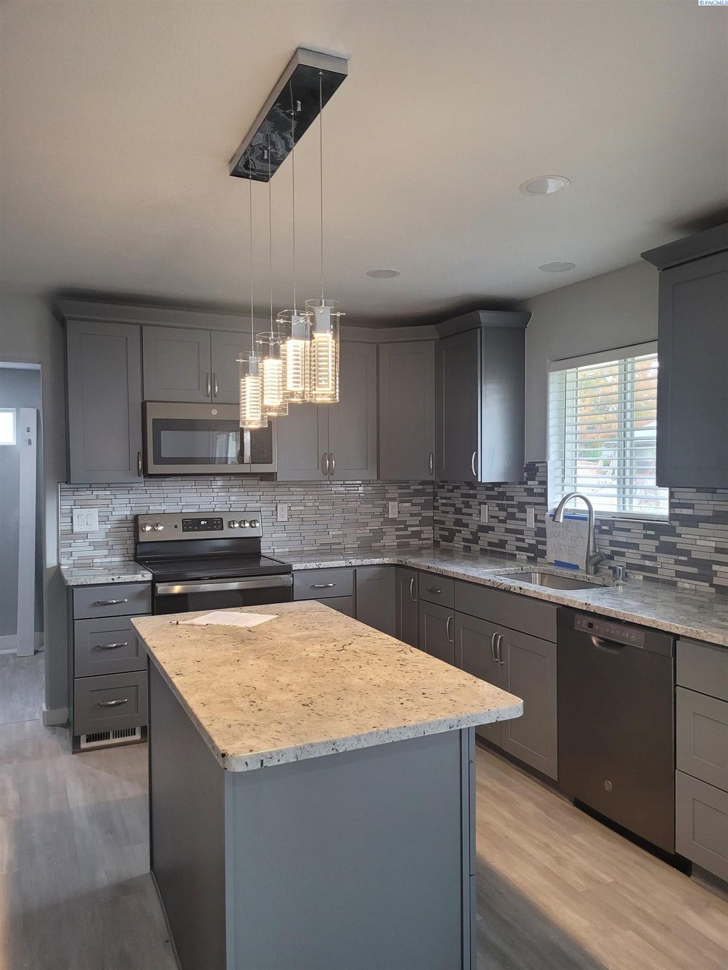 Photo of 3714 W Nixon Street, Pasco, WA 99301 (MLS # 288781)