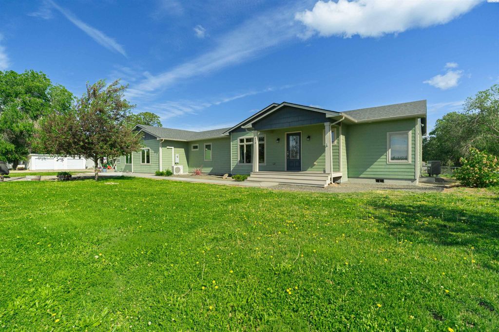 Photo of 573 E Sunset Dr, Burbank, WA 99323 (MLS # 292987)