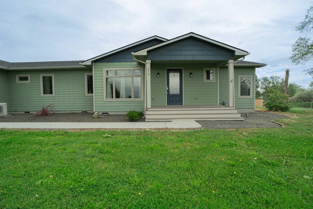 Photo of 573 E Sunset Dr, Burbank, WA 99323 (MLS # 292987)