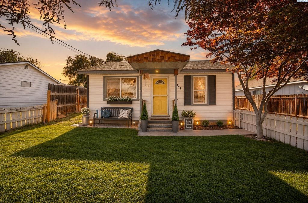 Photo of 81 S 42nd Place, West Richland, WA 99353 (MLS # 292834)