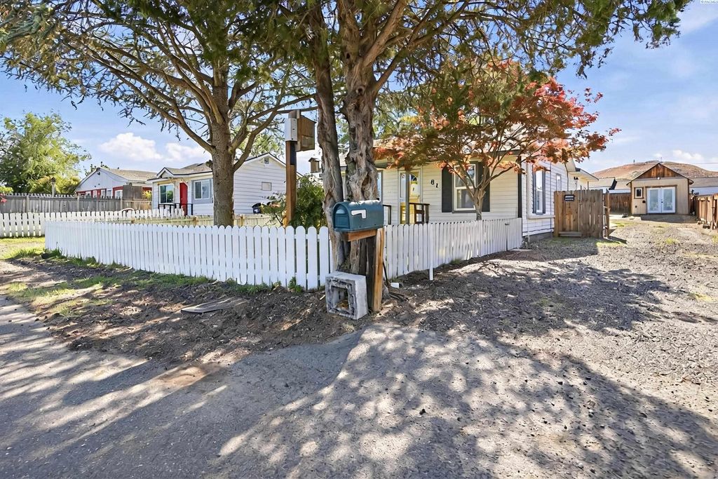 Photo of 81 S 42nd Place, West Richland, WA 99353 (MLS # 292834)