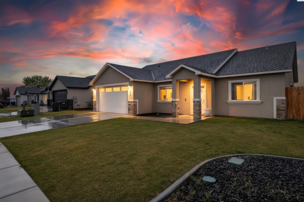 Photo of 820 N Beech Ave, Pasco, WA 99301 (MLS # 292395)