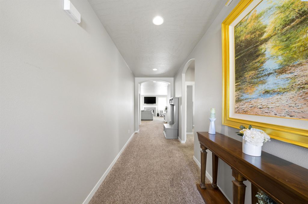 Photo of 557 Roslyn Ct, Richland, WA 99352 (MLS # 292638)