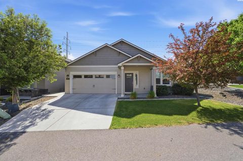 Photo of 557 Roslyn Ct, Richland, WA 99352 (MLS # 292638)