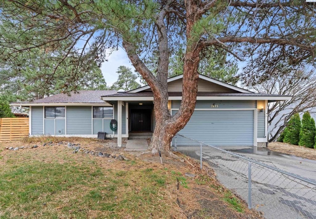 Photo of 2815 S Everett Pl, Kennewick, WA 99337 (MLS # 289482)