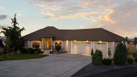 Photo of 15307 S Mountain Ridge Ct, Kennewick, WA 99338 (MLS # 290998)