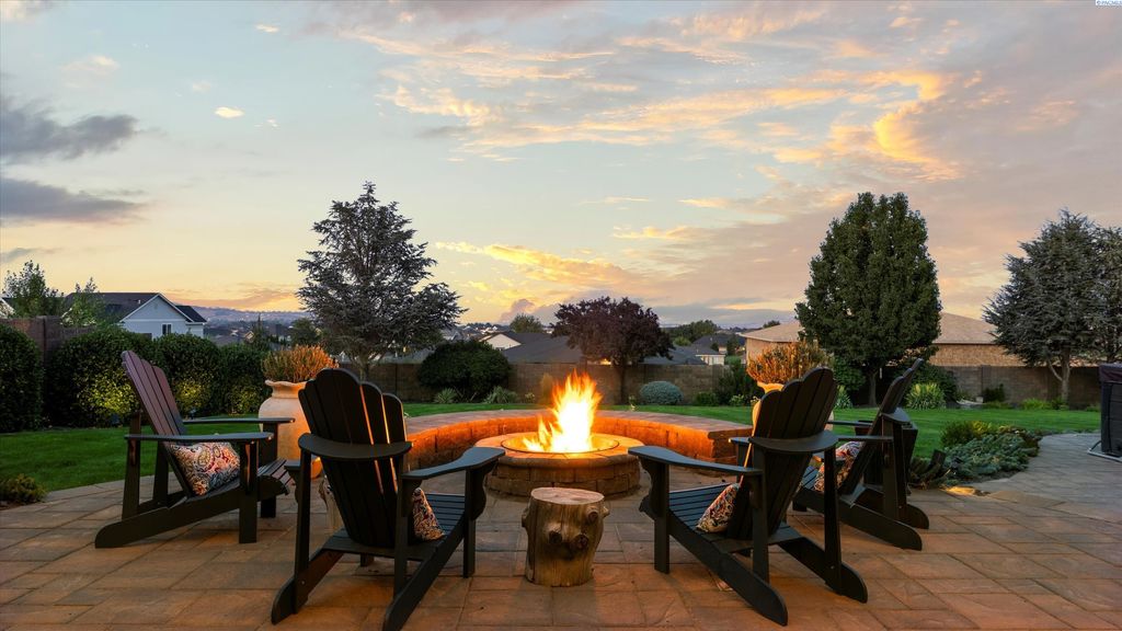 Photo of 15307 S Mountain Ridge Ct, Kennewick, WA 99338 (MLS # 290998)