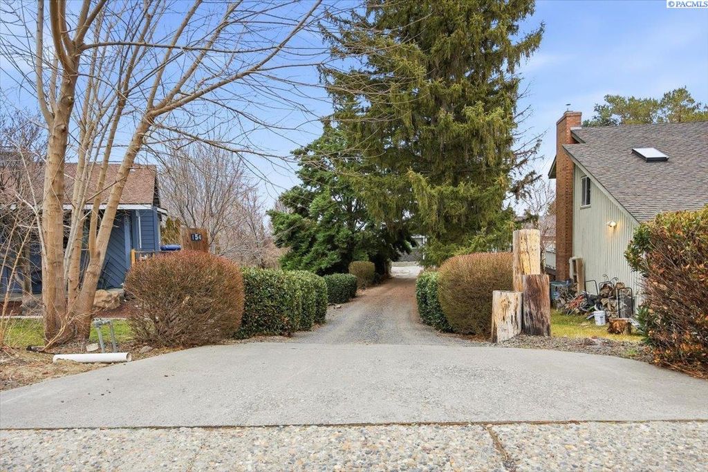 Photo of 154 Orchard Way, Richland, WA 99352 (MLS # 290006)