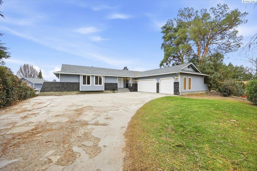 Photo of 154 Orchard Way, Richland, WA 99352 (MLS # 290006)