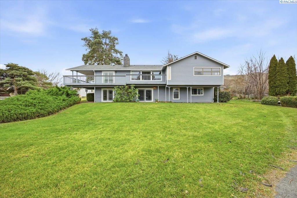 Photo of 154 Orchard Way, Richland, WA 99352 (MLS # 290006)