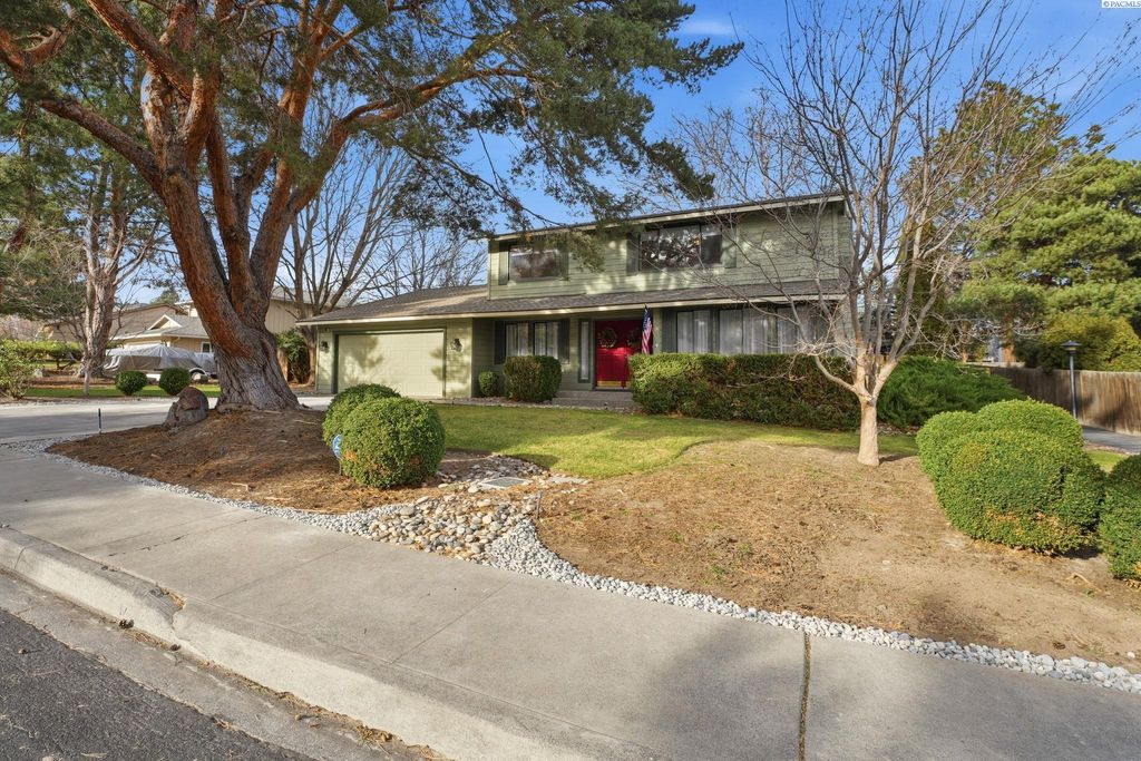 Photo of 242 W Greenview Dr, Richland, WA 99352 (MLS # 289840)