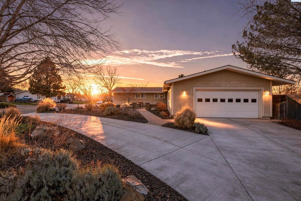 Photo of 1904 Forest Ave, Richland, WA 99354 (MLS # 290018)