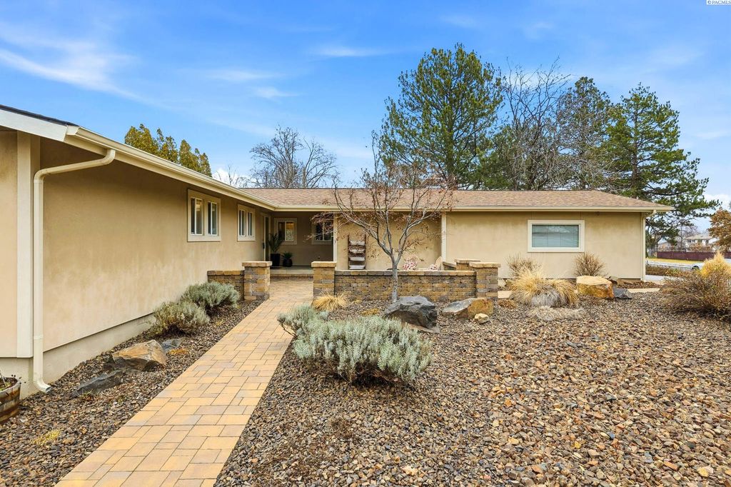 Photo of 1904 Forest Ave, Richland, WA 99354 (MLS # 290018)