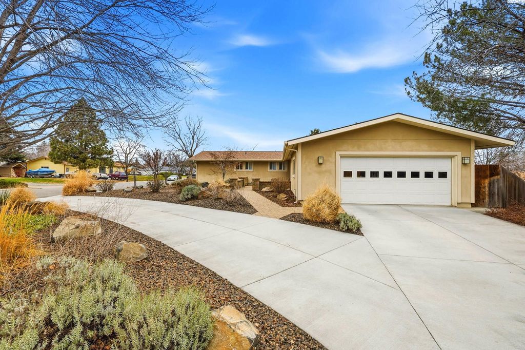 Photo of 1904 Forest Ave, Richland, WA 99354 (MLS # 290018)