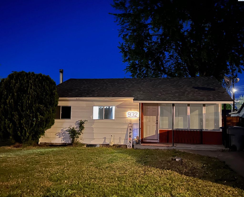 Photo of 932 Sanford Ave, Richland, WA 99352 (MLS # 292442)